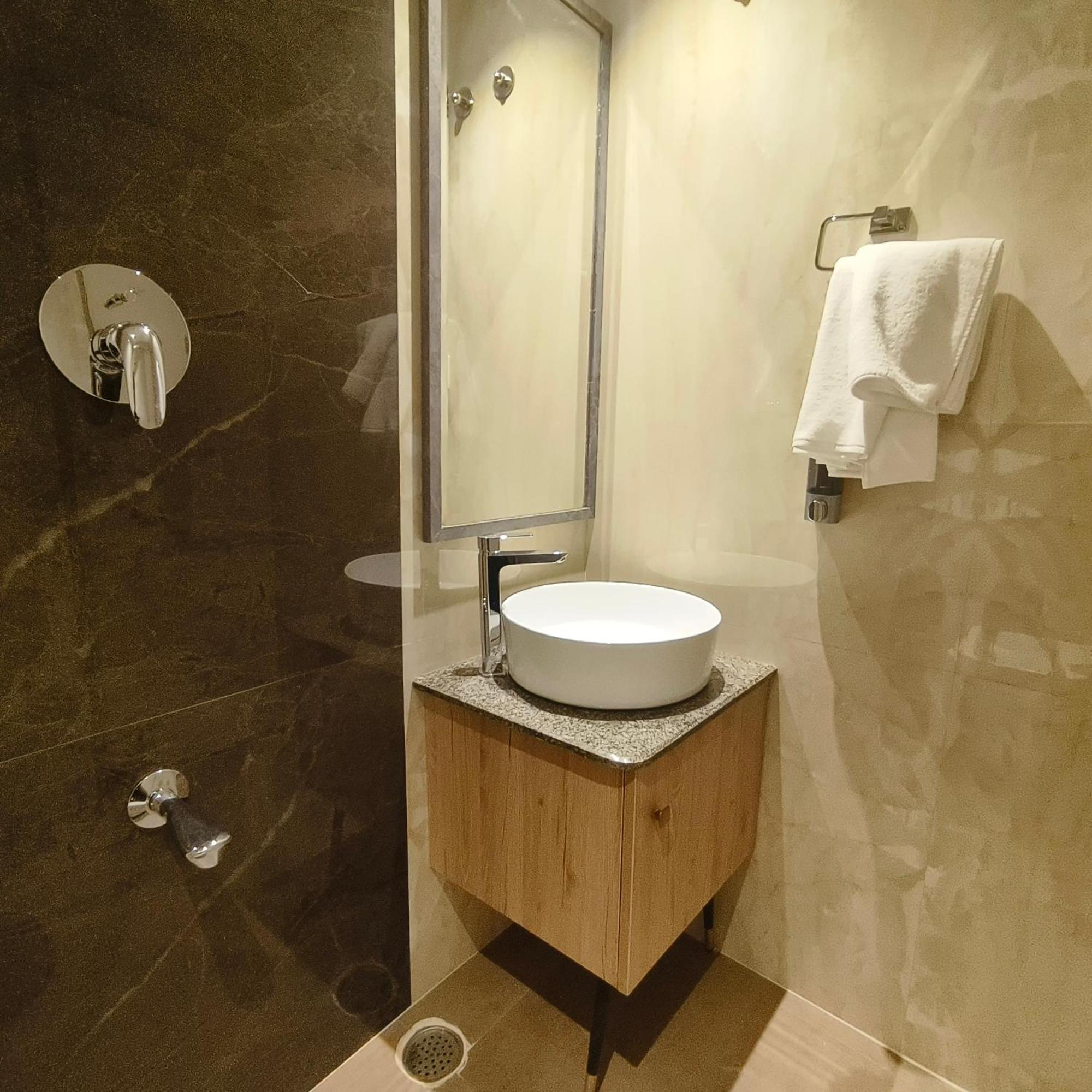 Olive Hotel Le Opera By Embassy Group Bangalore Bagian luar foto